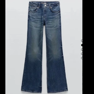 Zara jeans - Hel oanvända bootcut jeans från Zara, helt slutsålda💞 lite mindre i storleken