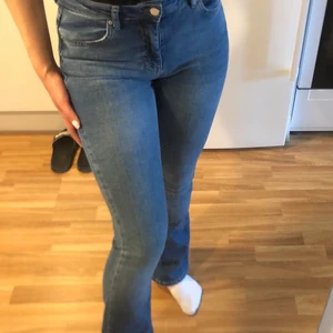 Utsvängda byxor  - Börjar precis under naveln