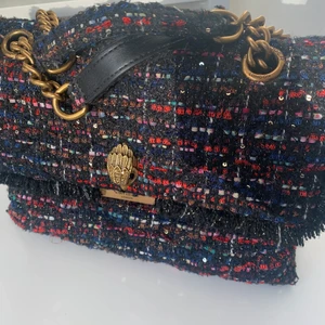 Kurt Geiger Väska - säljer min as snygga Kurt geiger väska jag köpte i april. Jätte fint skick och använd fåtal gånger. köpte för 1945kr, säljer för 1700kr. Om många är intresserade och vill köpa blit det budgivning! Kontakta mig om du vill ha mer bilder (fraktar bara)