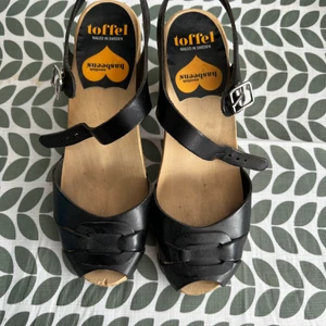 Skor - Knappt använda svarta hasbeens. Inga skador eller nötta sulor. Ca 6 cm hög klack.