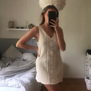 Vit strandklänning - Vit, kort, stickad strandklänning strl S från zara