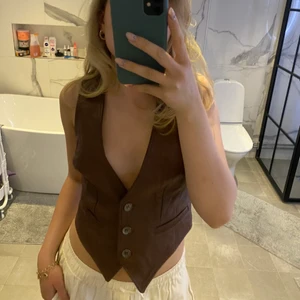 Asball väst  - Super cool läderväst som aldrig kommer till användning och därför säljs. Köpt på en vintage butik i höstas💕 Stor i storlek (vet ej om  det är herrstorlek). Brukar sjölv ha 36 i överdel☺️