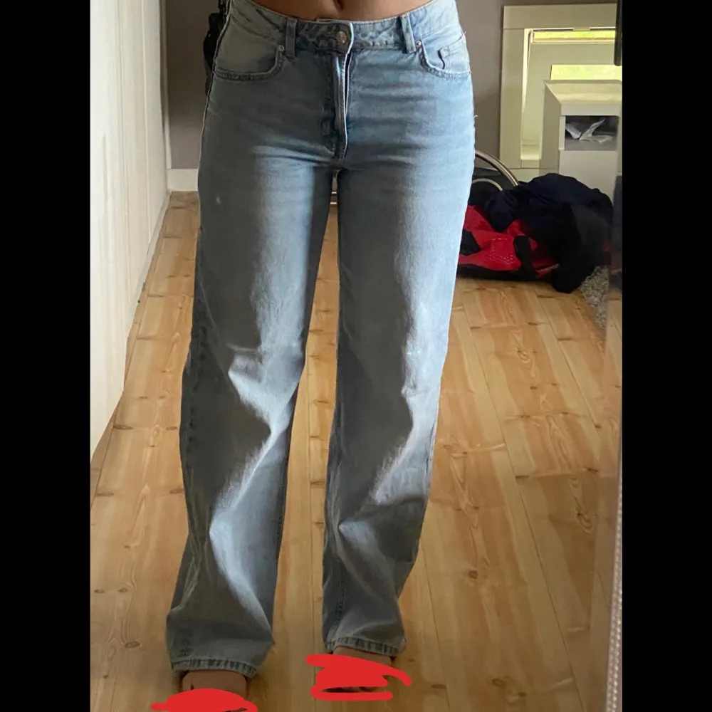 Sjukt snygga midwaist jeans från H&M. De aldrig använda då de är något för långa på mig, med andra ord är de i nyskick! Strl 36, S, men passar även mig som har lite större lår🥰. Jeans & Byxor.