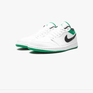 Jordan 1 low white stadium green - Säljer mina Jordan 1 low white stadium green. Nypris på dessa just nu är runt 3000kr. Har använt dom i ett halvår så dom är rätt så slitna. Skick: 5/10. Skriv om ni vill ha mera bilder:)