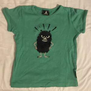Säljer den här t-shirten eftersom den har blivit för liten. Den är i ganska bra skick men den är köpt second hand!💗 Den är väldigt liten då den är stl 110 i barnstorlekar men funkar som en croppad t-shirt!