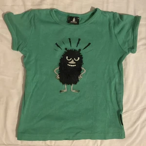 Moomin t-shirt - Säljer den här t-shirten eftersom den har blivit för liten. Den är i ganska bra skick men den är köpt second hand!💗 Den är väldigt liten då den är stl 110 i barnstorlekar men funkar som en croppad t-shirt!