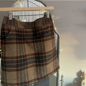 Kjol - Jättefin kjol jag köpt från Sellpy, tyvärr lite för stor för mig! Fint skick, köparen betalar för frakten och katt finns i hem 🏠 