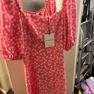 Glamorous klänning - Klänning från Glamourous i stl 36. Helt ny men kom ej till andvänding. 300 + 66 i frak! Kan även mötas i Gävle!💓💛🌺