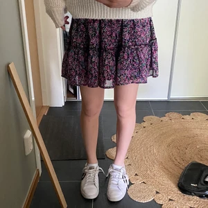 Blommig kjol - Färgglad volangkjol. Möts upp i sthlm eller så står köpte för frakt