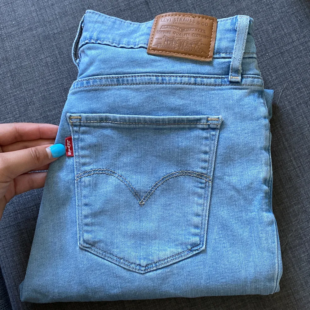 Nästan helt oanvända Levis jeans i modellen 721 high rise skinny. Bra skick, inte slitna eller urtvättade. Säljes på grund av att jag har två av samma. Strlk 27 i midjan. Nypris 1 299kr hos Levis, mitt pris 500kr och priset går att diskutera. Möts i Sthlm. Jeans & Byxor.