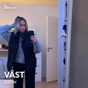 Väst - Säljer min skit snygga populära väst från Bershka. Mycket fint skick säljer vid en snabb affär🥰 storlek s/m