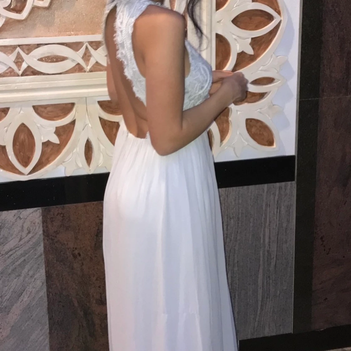 Ljusgrå långklänning i chiffongtyg