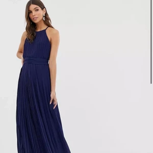 ASOS Exclusive plisserad maxiklänning - ASOS Exclusive marinblå plisserad maxiklänning. Använd enbart en gång, så som ny. Originalpris 700kr. 