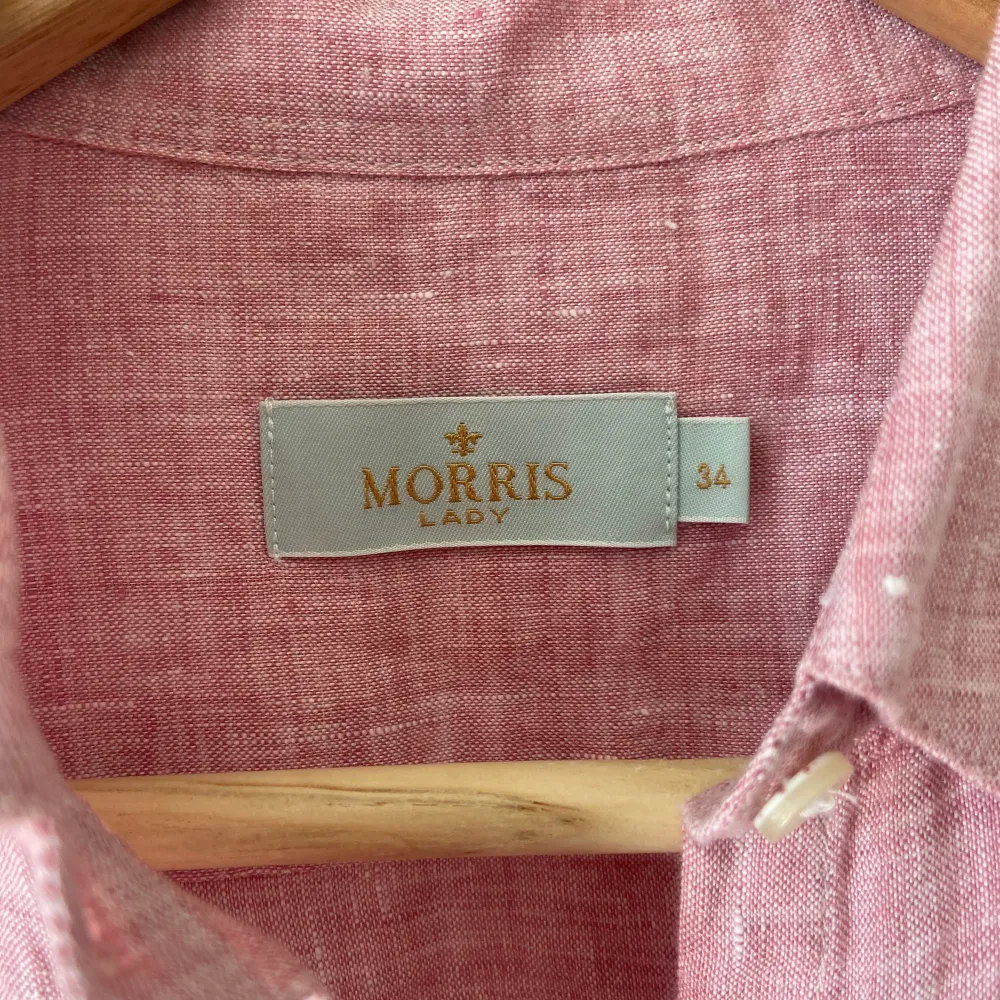Rosa linneskjorta från Morris Lady som inte finns längre. Rak modell, färgen är som på bilden. Aldrig använd.. Skjortor.