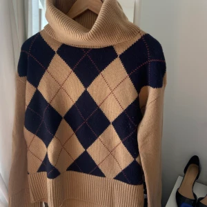 Stickad tröja  - Stickad tröja från Morris Lady som inte finns längre. Färgen är som på bilden, rak modell, stor polokrage. 