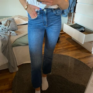 Jeans - Säljer dessa blåa kickflare jeans från gina🤍🤍