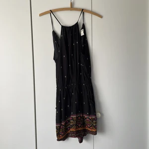 Byxdress stl 34 - En somrig byxdress i gott skick! Nästan oanvänd. Ganska liten i storleken. Hoppas den kommer mer till användning någon annanstans!