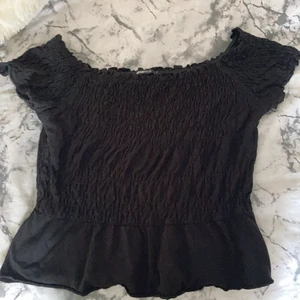 Tröja - Hej, säljer nu denna svarta sommar topp som är från ginatricot. Storleken på denna topp är S och är köpt för 80kr men säljer den för 30kr. Paketet är tyvärr inte spårbart💘