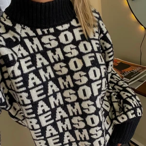 Stickad Tröja Med Bokstäver  - Säljer min coola och mysiga stickade tröja ifrån H&M. Den är mörkblå med vita bokstäver! Helt perfekt till sommarkvällar med en kjol! Kontakta mig vid intresse eller frågor🧸💙