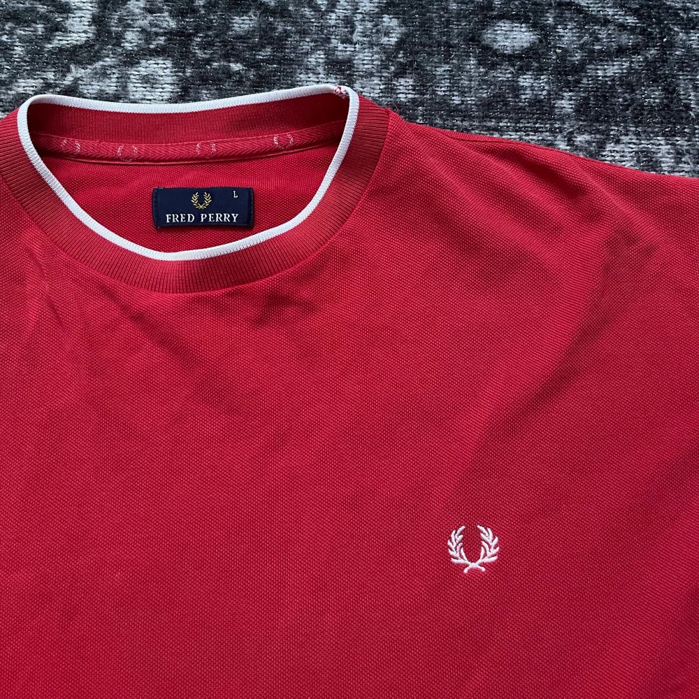 Röd T-shirt från fred perry | Plick Second Hand