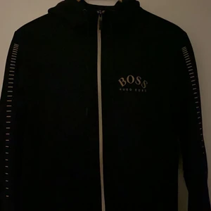 Hugo boss dress - Hej, säljer min hugo boss dress som jag tröttnat på och känner att jag inte längre behöver den. Ny pris för hela dressen kostar 3400 kr. Tar emot byten & Fraktar