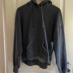 Hollister hoodie - En mörkgrå melerad Hollister hoodie. Lite fluffigt meterial på insidan. Jätteskönt hoodie som går att använda till allt!💗 Kontakta och skriv till mig om frågor eller fler bilder💗