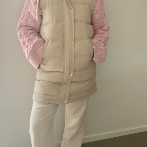 Zaraväst - Väst från zara st xs men passar oxå en s. Bra skick!! 150kr