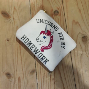 Necessär  - Söt necessär med enhörning på. Erbjuder både spårbar och ej spårbar frakt