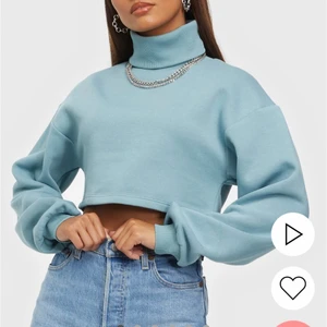 Croppad tröja - En jätte fin croppad tröja som dock är lite för lien för mig, bara testad på, har ingen bild än på hur den ser ut på men kan fixa, nypris 349kr