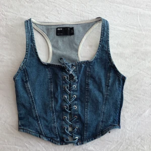 Jeans top - En jeans top från ASOS i stl 32, använd men i perfekt skick! 