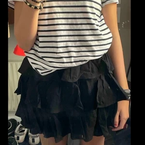 Kjol - Säljer denna volang kjolen från Shein, köpt för 150kr och finns inte längre på sidan💕 säljer för 90kr och den är i storlek Xs-S