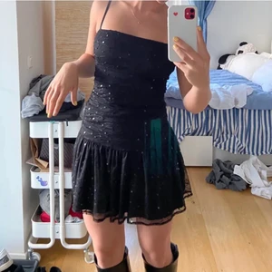 Svart klänning - Säljer denna superfina klänningen fråg Gina tricot, liknar den trendiga maje klänningen ! (Lånade bilder, kontakta för egna bilder)❤️