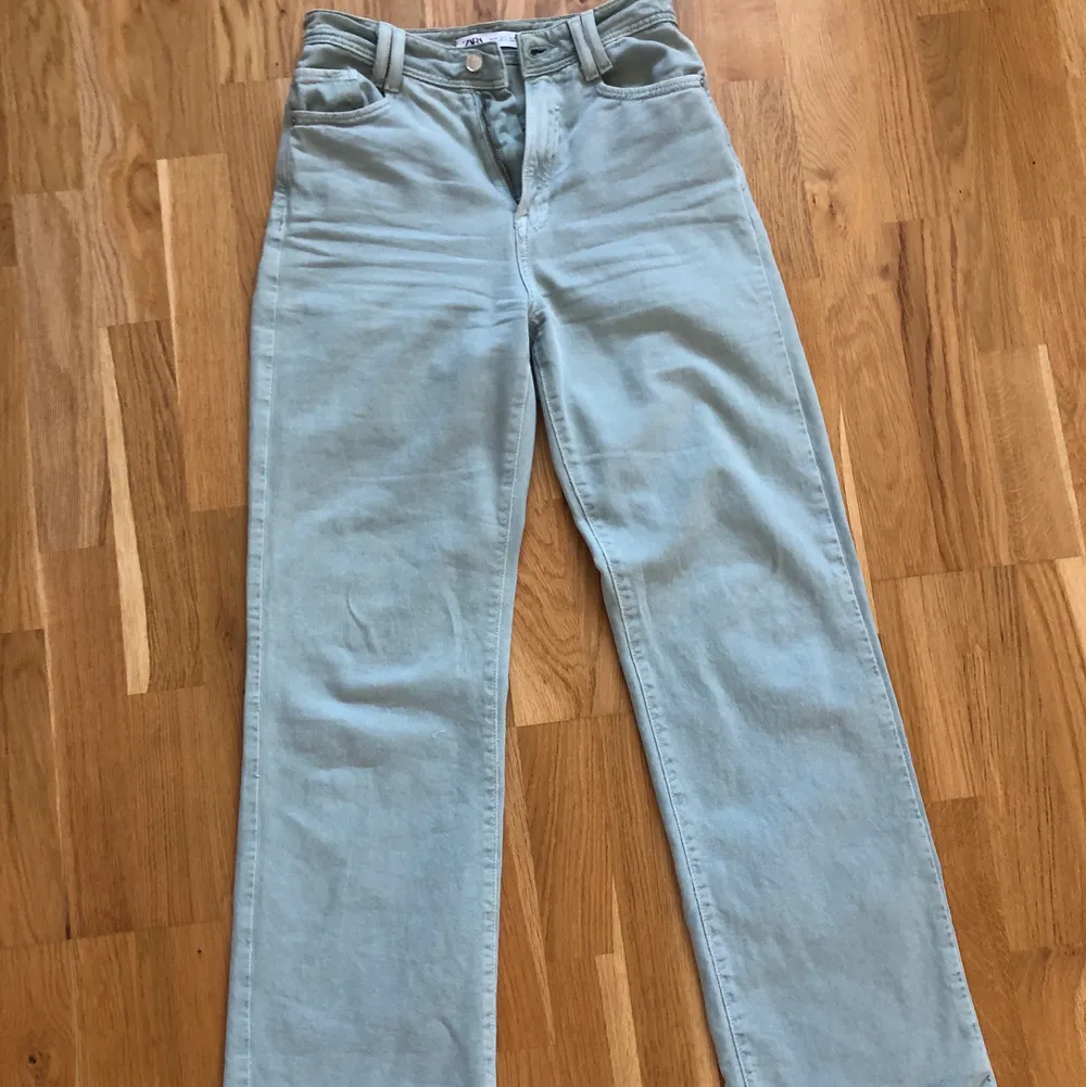 Ett par skitballa gröna vida jeans från zara. Färgen är mer som på sista bilden. Jag är 160 och de är för långa för mig. Har endast använt dem nån gång.. Jeans & Byxor.