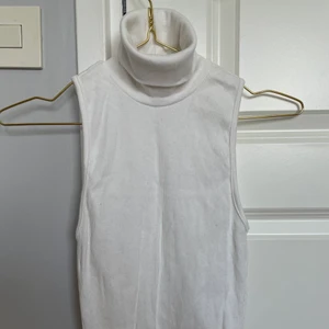 Polotröja - Jättemysig vit polotröja från Zara🤍 Köpare står för frakt, Skriv privat för fler frågor🤍🤍