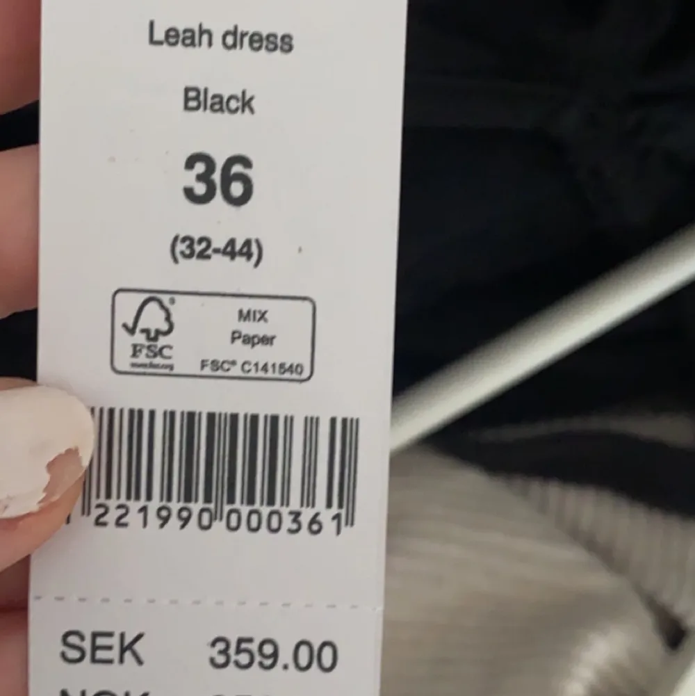 Säljer denna fina klänning som helt enkelt inte kommit till andvändning❤️ original priset är 350kr jah säljer den för 180❤️. Klänningar.