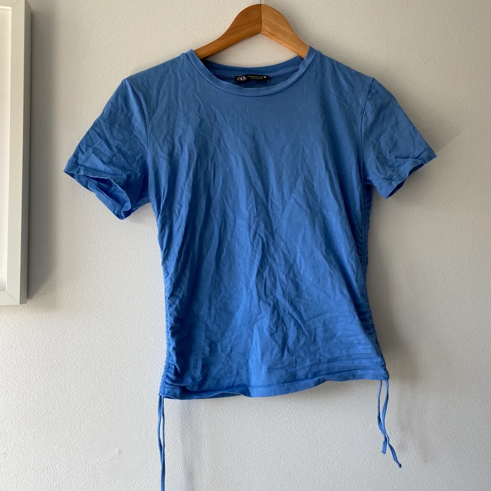 T-shirt från Zara - använd ett fåtal gånger. Om man knyter snörena så blir tröjan croppad. T-shirts.
