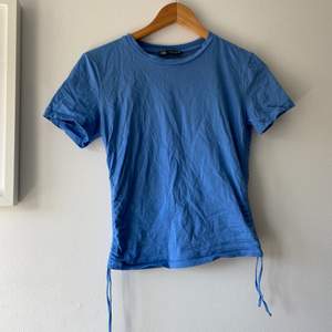 T-shirt från Zara - använd ett fåtal gånger. Om man knyter snörena så blir tröjan croppad