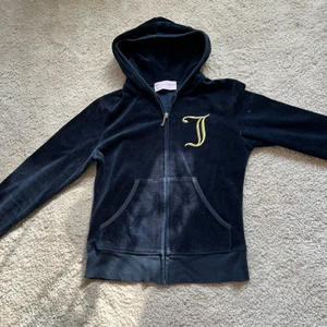 Juciy Coutore  - Jättefin kofta äkta kofta ifrån Juciy Coutore som inte längre används. Köptes i Berlin för något år sedan och säljs inte längre. 