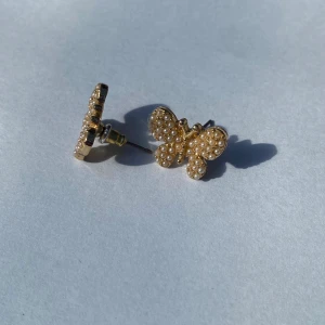 Fjärillsörhängen  - Söta och coola fjärilar med pärlor i, perfekt! Ej använda Desinficeras självklart 🌬💛