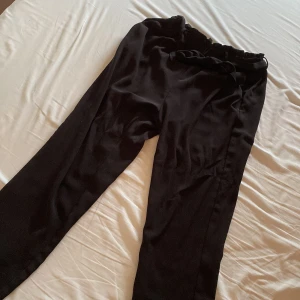 Byxor  - Sköna byxor med skärp i midjan som man kan knyta. Från bik bok i storlek s. Använd 2 gånger 