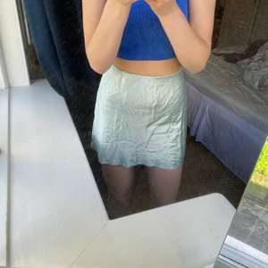 Satinkjol ifrån hm - Ljusgrön stainkjol ifrån hm. Resår i midjan som gör att den sitter på plats.  Om frågor uppstår så kontakta mig💗