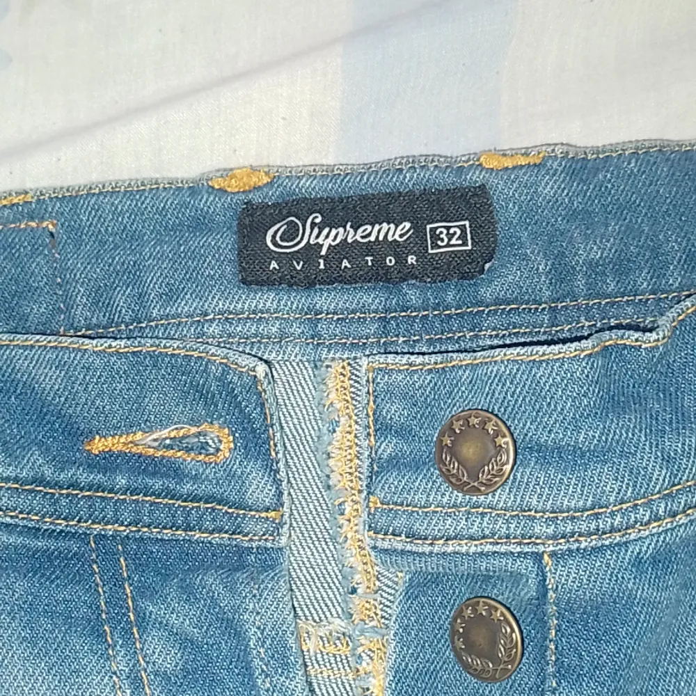 Low rised jeans har bara använt dom fåå gånger så de finns inga håll i byxorna. De är märkeskläder Supreme.. Jeans & Byxor.