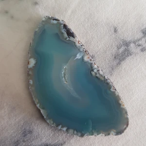 Kristall/Sten - Sten/Kristall som är ca 7cm i längd🦋 I priset ingår frakt💜