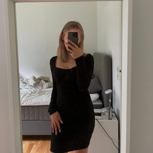 Svart klänning  - Svart klänning från HM, använd ett fåtal gånger så i bra skick! (köparen står för frakt)