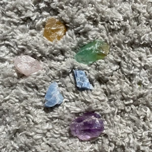 Kristaller - 6st mindre råa kristaller. Köp alla för 150kr eller eller 20kr st.