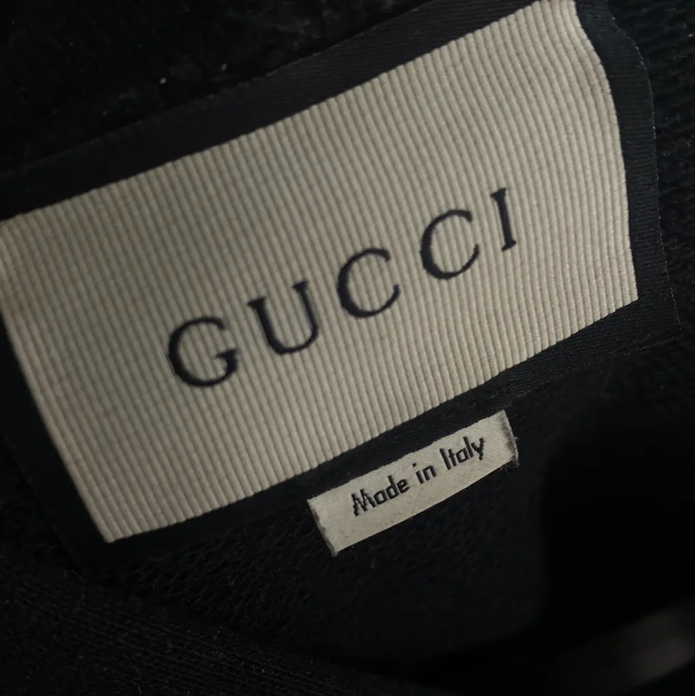 Gucci Loved collab släpptes 2018 sällsynt hoodie.  Bra skick inga hål eller så.  8/9-10 Kan skicka mer bilder vid intresse samt gå ner i pris vid snabb affär. Köparen står för spårbar frakt.. Hoodies.