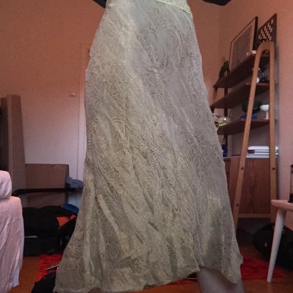 Jättefin kjol från Ralph Lauren med guldigt mönster. Har jättefint fall och blir lite vidare längst ner! Dock något ”nopprig” eller trådig kanske man ska kalla det men har varit en riktig favorit i garderoben ändå!!😻. Kjolar.