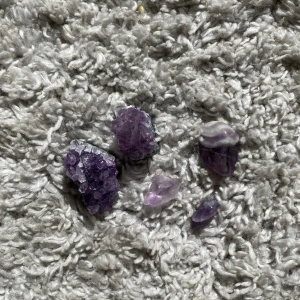Kristaller - 5st  ametist kristaller i trumlat och kluster. Alla för 150kr.