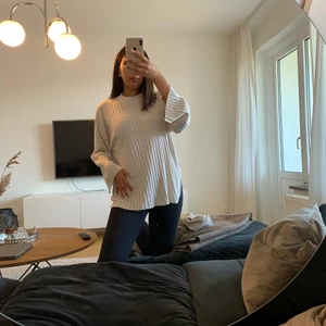 Stickad tröja - Stickad tröja, perfekt för sommaren att slänga över en klänning då den inte är jätte tjock. 