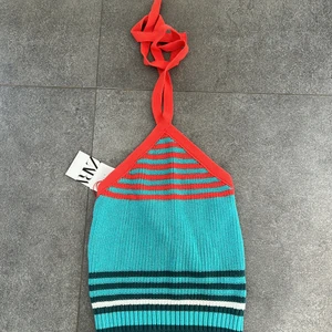 Blå/orange Zara topp  - Sommar top från Zara, halterneck, aldrig använd prislappar kvar. Storlek S